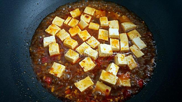 放入豆腐轻轻晃动锅，使豆腐均匀上色。
