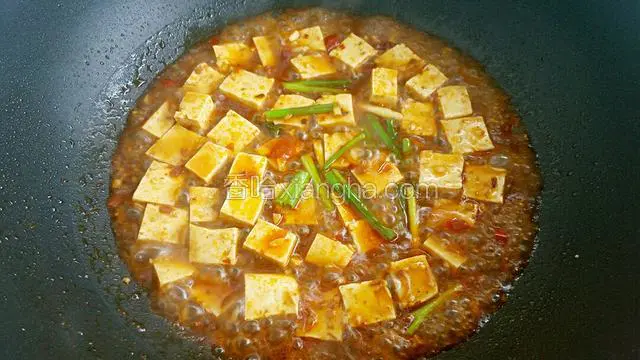 待豆腐快要煮熟时放入葱段。