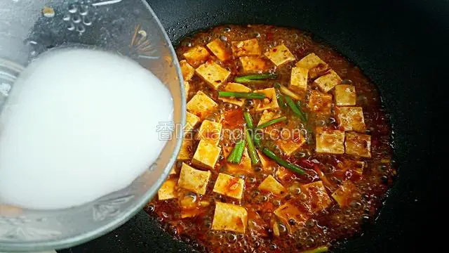 调入适量的鸡精和香油，倒入水淀粉轻轻翻炒几下。