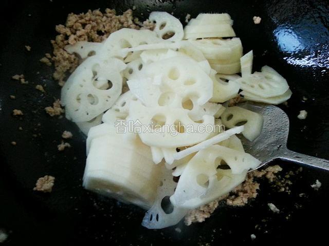 肉末炒至发白，放入藕片，加入盐，料酒，耗油，一边加水一边翻炒
