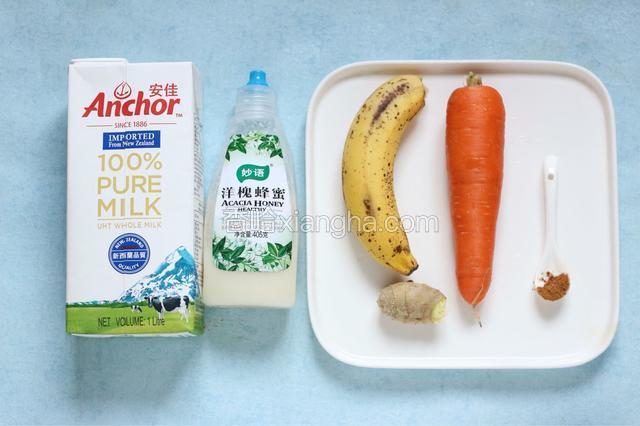 准备好所需食材。香蕉提前冻一下。