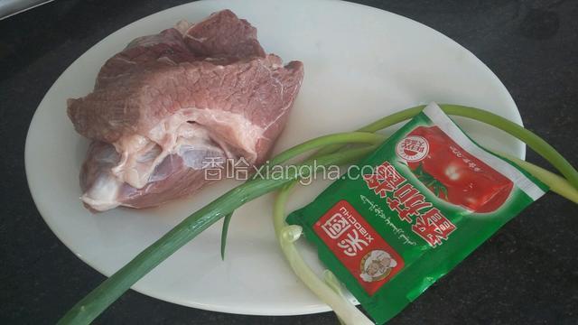 牛肉，小葱，番茄酱。