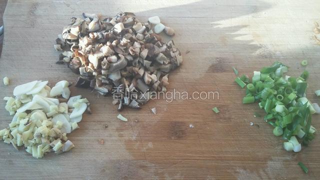 所有食材都切成丁。蒜切片，姜切沫，小葱切沫。