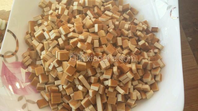 豆腐皮切丁。