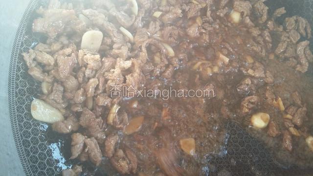 6成热倒牛肉，滑炒。到料酒，生抽，五香粉翻炒。