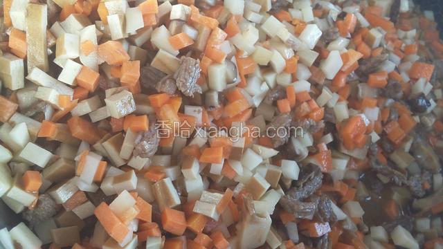 翻炒均匀。倒开水炖煮6分钟左右。