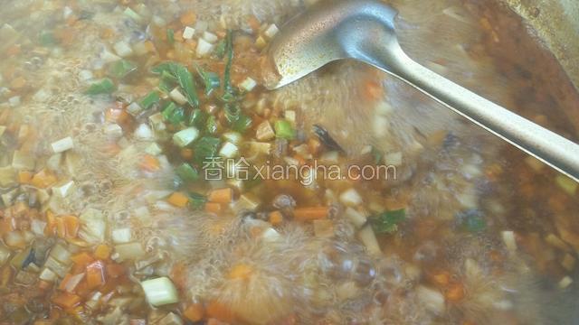 最后翻炒完出锅，放番茄酱，放盐，撒葱沫，出锅。