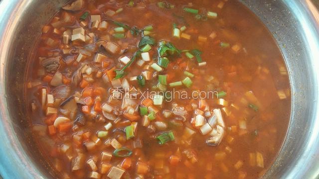 把哨子装到一个大盆里备用。