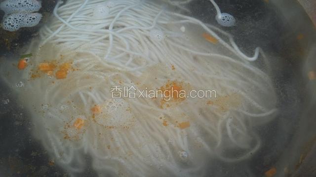 水烧开，煮面。