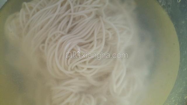 面熟从锅里捞出过凉水。