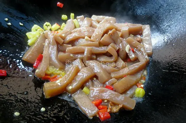 放入魔芋爆炒，加入一点盐调味，炒熟即可。
