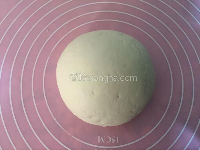 面粉加入温水化开的酵母，隔水融化的黄油，盐和糖和成面团静置发酵一到两个小时