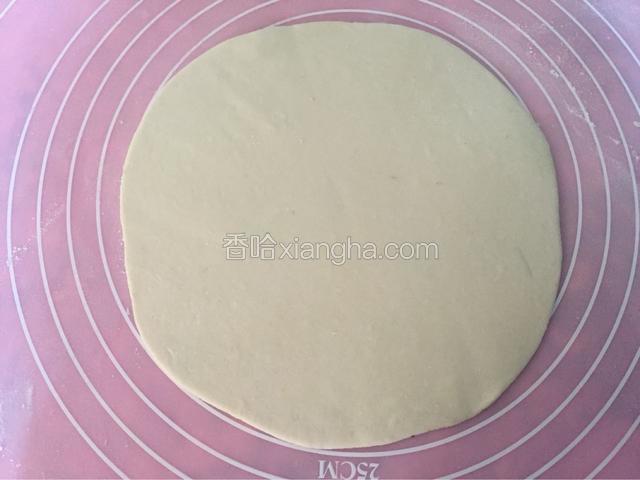 将面团分成三份取一份充分排气，擀成圆饼