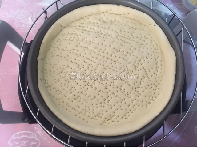 放入披萨盘中边缘略高一些，用叉子戳一些小洞透气