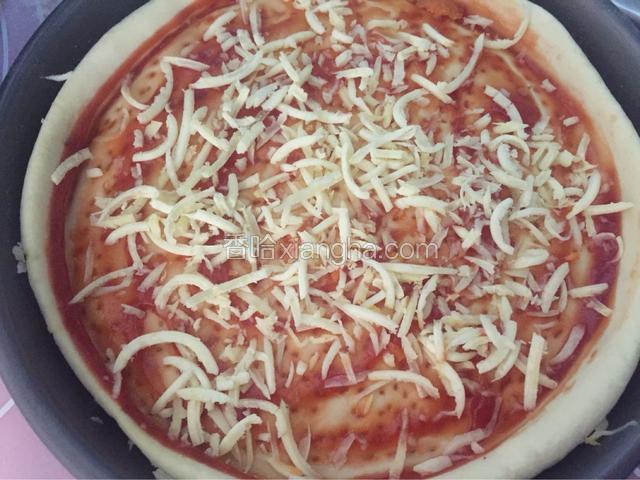 刷适量番茄酱，撒适量马苏里拉芝士，饼皮边缘刷一层蛋液