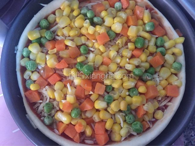放入洋葱丝和提前焯水的玉米粒，胡萝卜丁，青豌豆