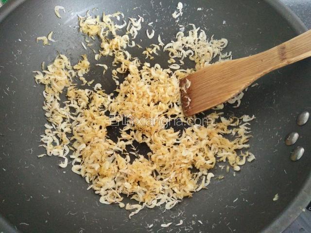 然后将锅边的虾皮和中间的大豆油混合翻炒。