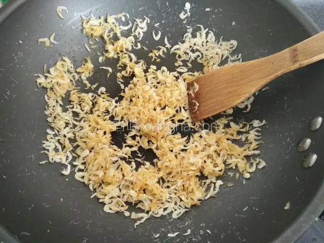 然后将锅边的虾皮和中间的大豆油混合翻炒。
