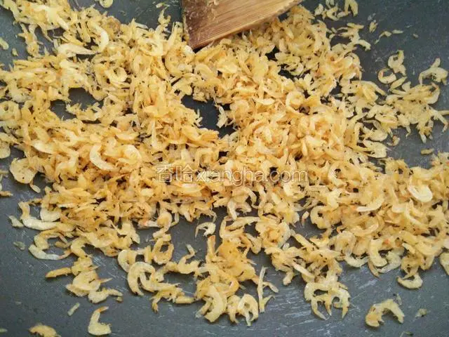 炒到图中的样子，虾皮一粒粒的，而且香香的看着酥酥的样子就可以关火。