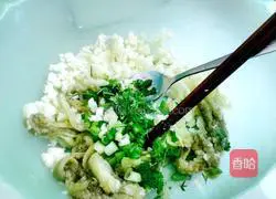 Illustration of how to mix eggplant and mashed potatoes 3