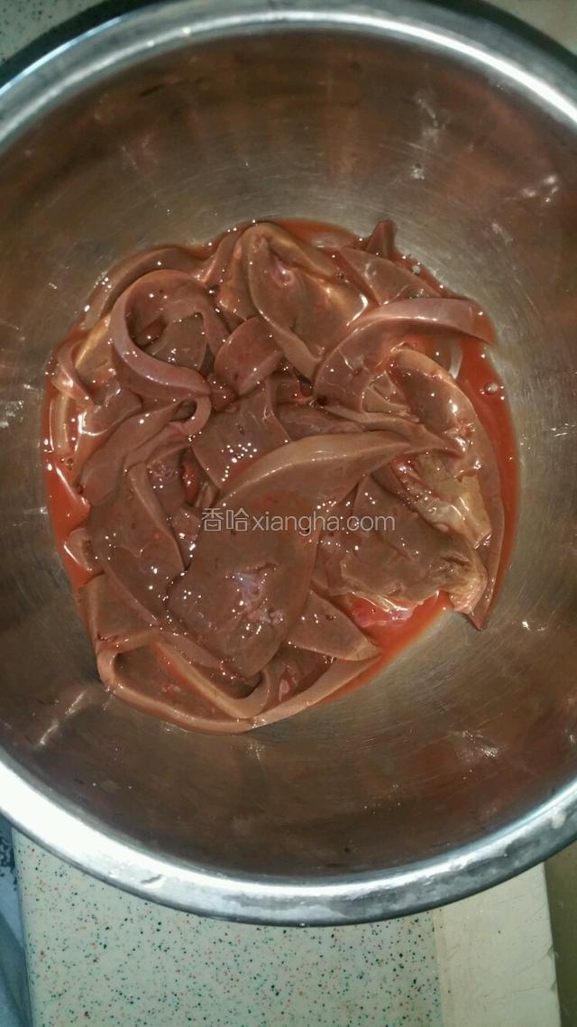 羊肝加入少许料酒，盐，淀粉拌匀腌制十分钟