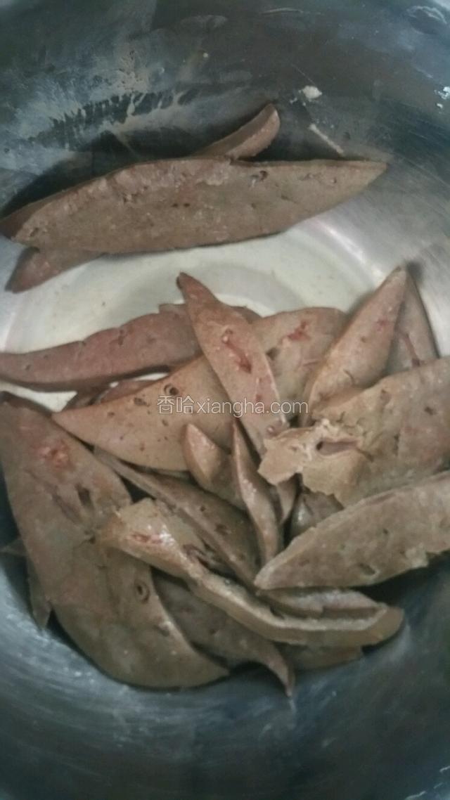 锅中加入适量水烧开下入羊肝焯一下捞出沥干水份
