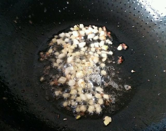 捞出来虾头，放入姜，蒜粒，煸香