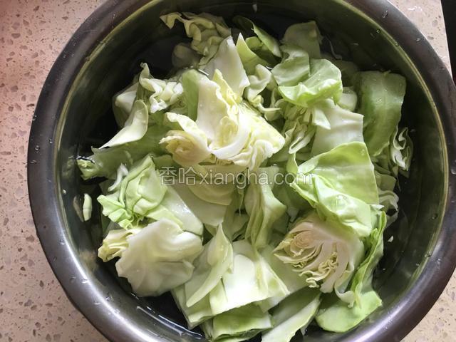 大头菜切块洗净。