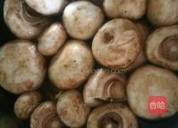 蒜香酿口蘑的做法图解1