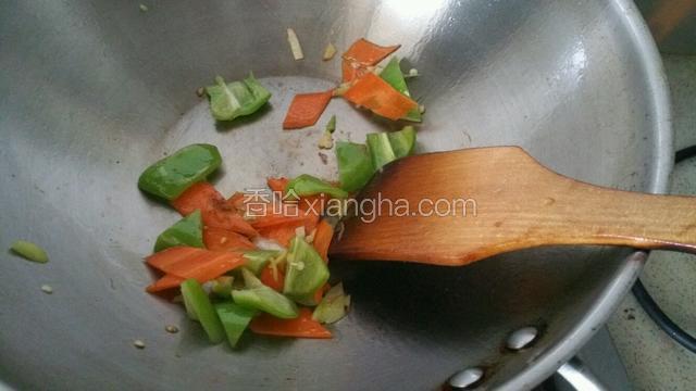 下入青椒胡萝卜片翻炒片刻