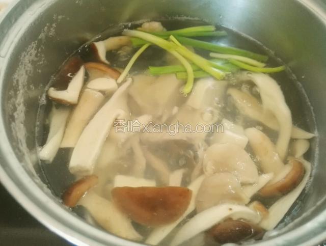 最后放入葱段，调入适量盐和鸡精即可