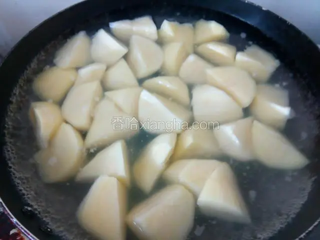倒入土豆煮