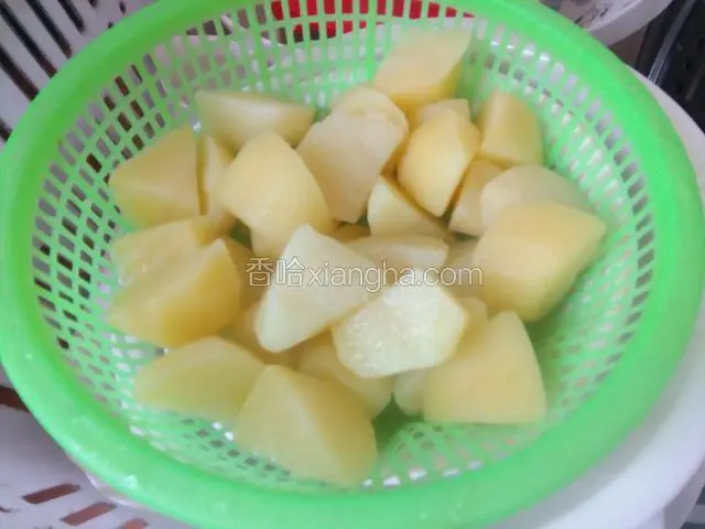 煮8成熟捞出冲洗，沥干