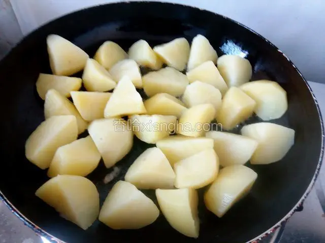 倒入土豆煎