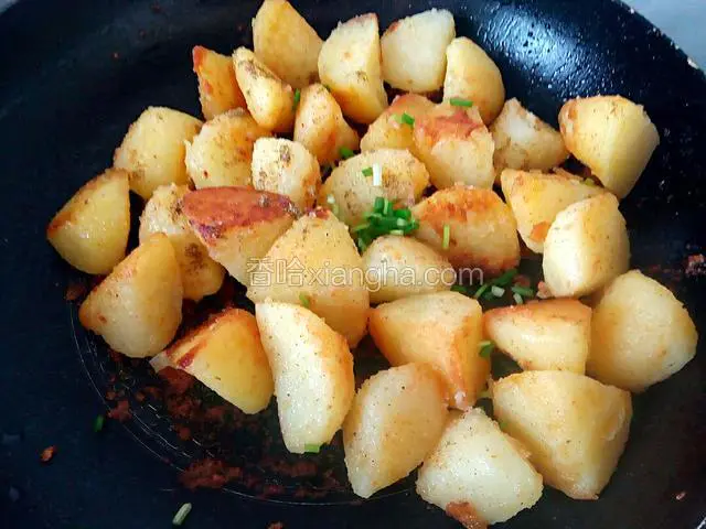 尝尝土豆味道，再酌情添加一点盐，加鸡精，胡椒粉，辣椒粉，孜然粉，葱花