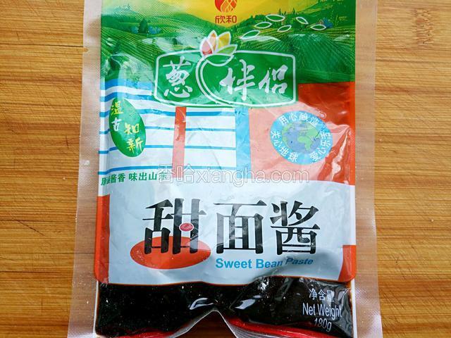 甜面酱装碗中