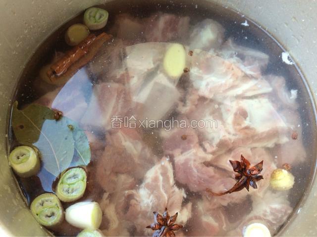 葱切段、姜切片，高压锅加水，放入排骨和葱姜，香叶、桂皮、花椒、大料，盖上锅盖，大火烧开，盖上气压阀，转小火炖十五分钟