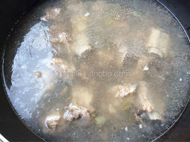 炖好的排骨，倒入炖锅中