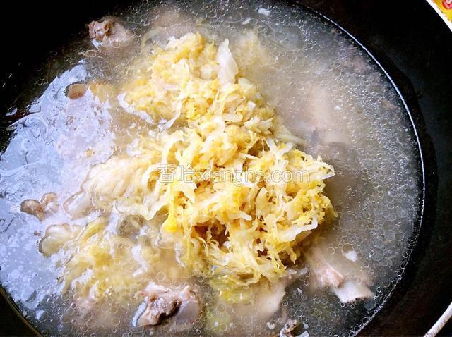 放入酸菜，加盐，大火烧开转小火炖三十分钟