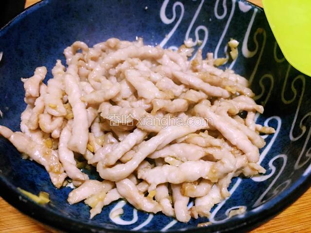 肉丝捞出备用