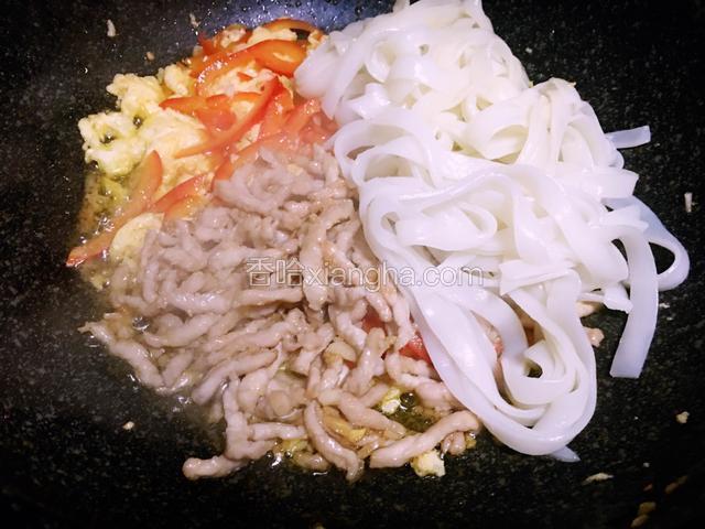 倒入凉皮和肉丝翻炒一会