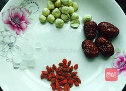 莲子红枣枸杞汤的做法图解1