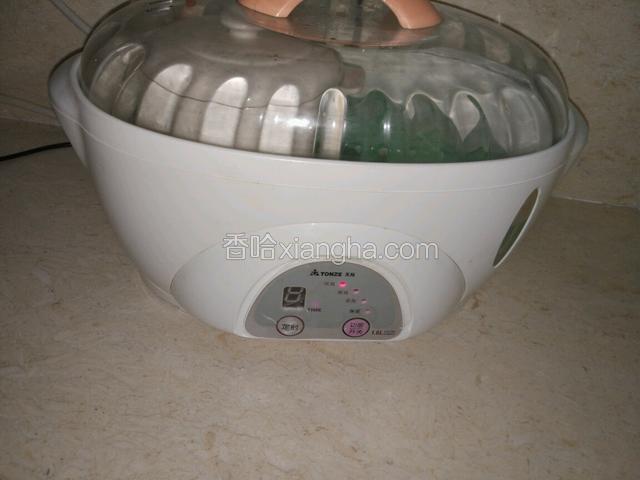 我家用的是电子炖锅，也可以用蒸锅蒸，大火烧开后，中小火蒸约1个半小时左右炖盅炖两个小时左右，差不多！