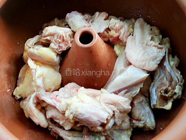 将鸡块洗净放入汽锅中