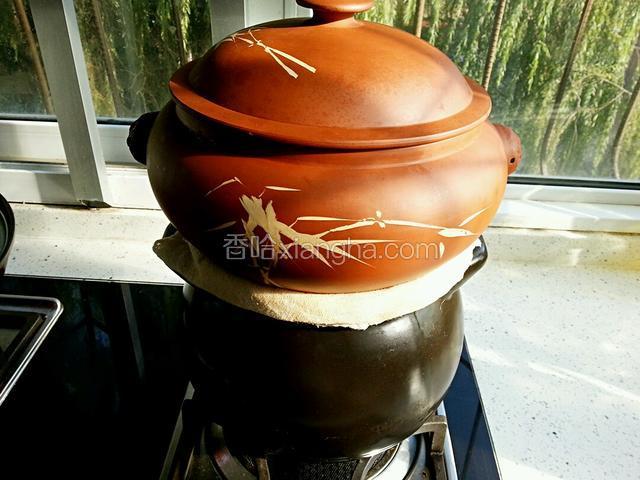 取适当的蒸锅或砂锅，加五分之四水烧开，锅口围上湿布，将汽锅放上去
