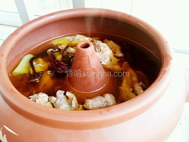 汽锅鸡做好了，戴隔热手套端下，放隔热垫上，小心中间的蒸汽哦