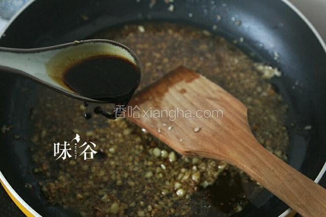 倒入一些刚才煮猪蹄的汤，放四匙酱油，盐（自己试着味来，口味重就放多点）