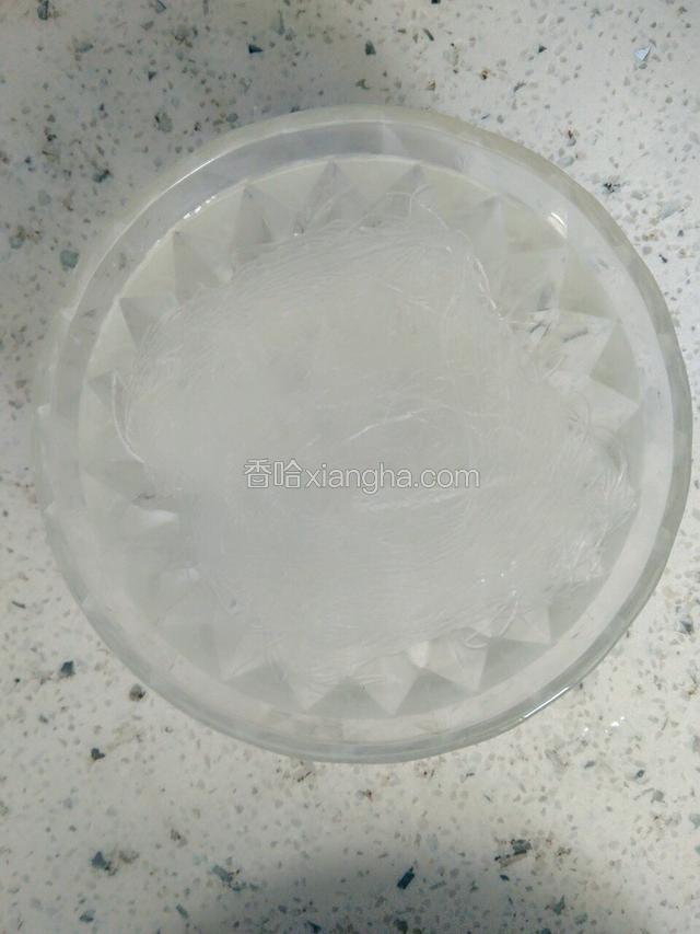 粉丝用开水浸泡