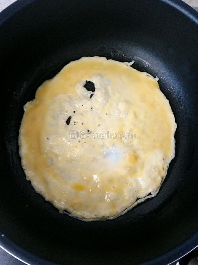 鸡蛋打散摊成饼备用