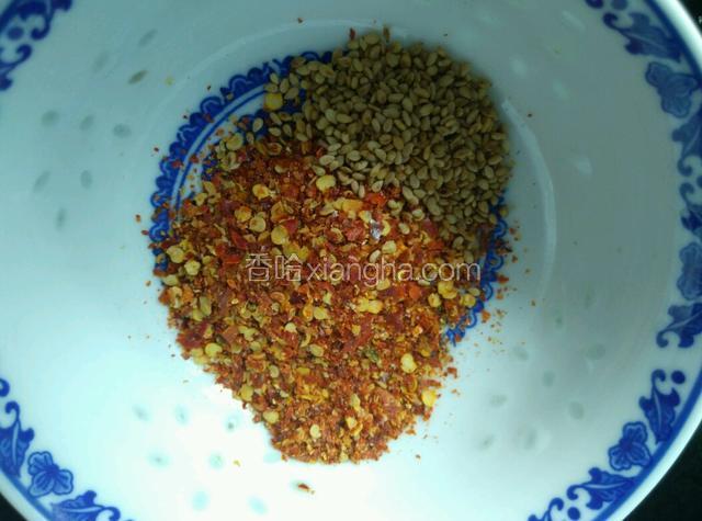 准备适量辣椒粉和熟芝麻。